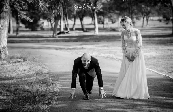 fotografie de nuntă, umor, cuplu, parc, emozie, eveniment special, spontaneitate, dragoste